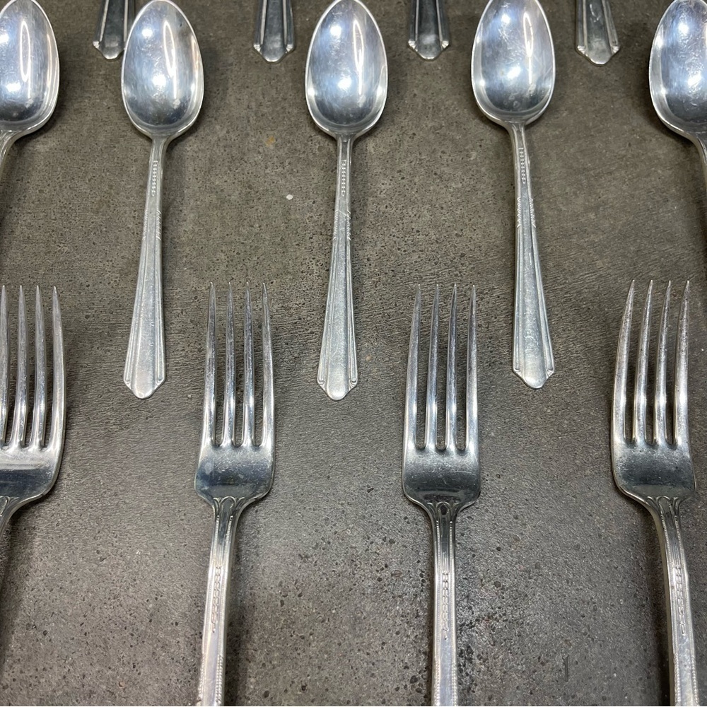 Vintage 1939 Holmes & Edwards Silverplate Flatware Set w Case Art Deco - Picture 5 of 11